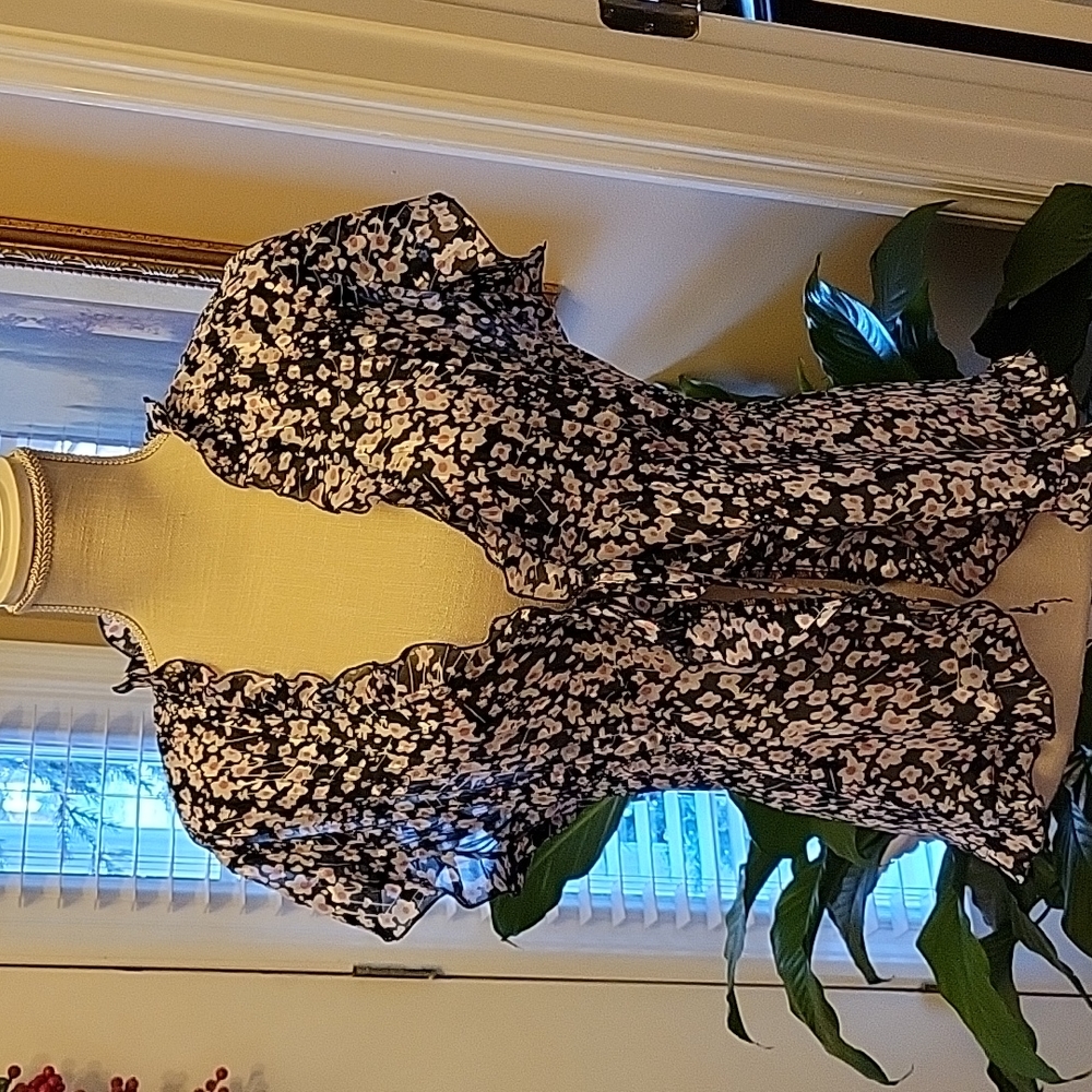Kim Rogers Signature black white pink floral print ruffled tie front top…M EUC